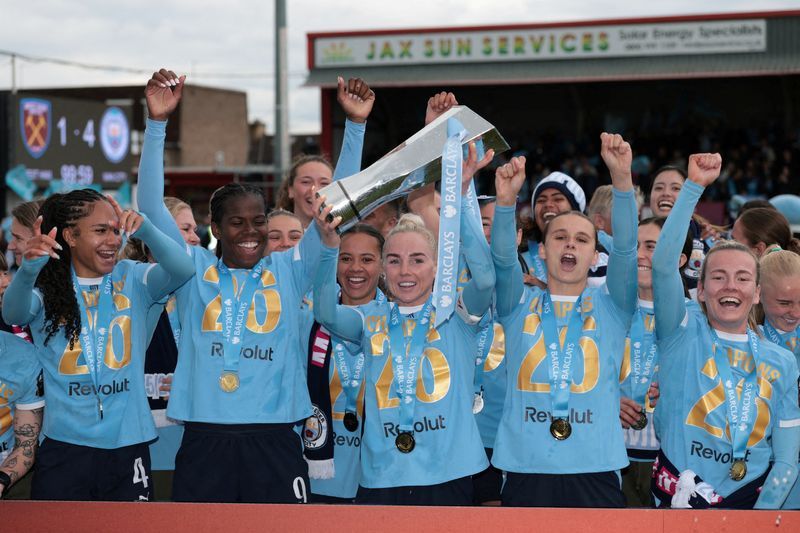 Football: Soccer-Arsenal, Chelsea and ambitious Lionesses target Man City in new WSL season