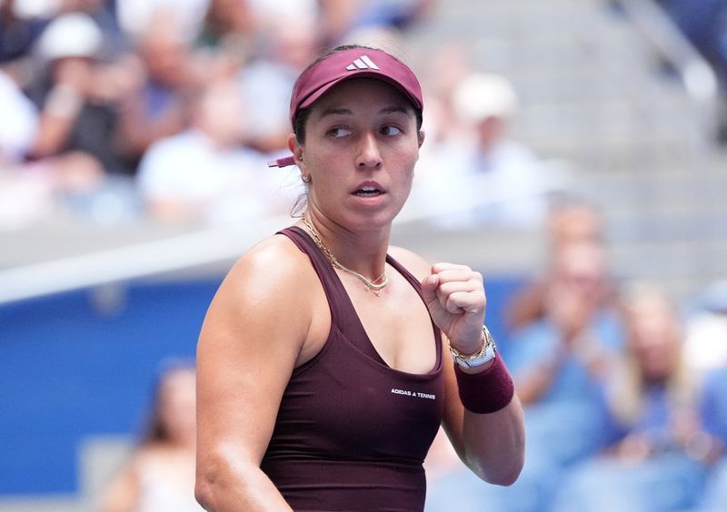 Tennis: Tennis-Pegula overcomes Fernandez to return to US Open fourth round