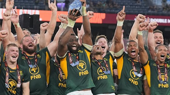 South Africa’s captain Siya Kolisi holds the trophy aloft as he celebrates with teammates after defeating the All Blacks in their rugby international in Baltimore, USA, Saturday, Sept. 12, 2026. (AP Photo/Stephanie Scarbrough)