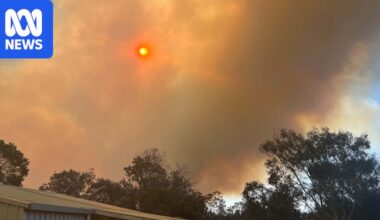 Watch and Act issued as out-of-control bushfire burns in Victoria's Central Gippsland