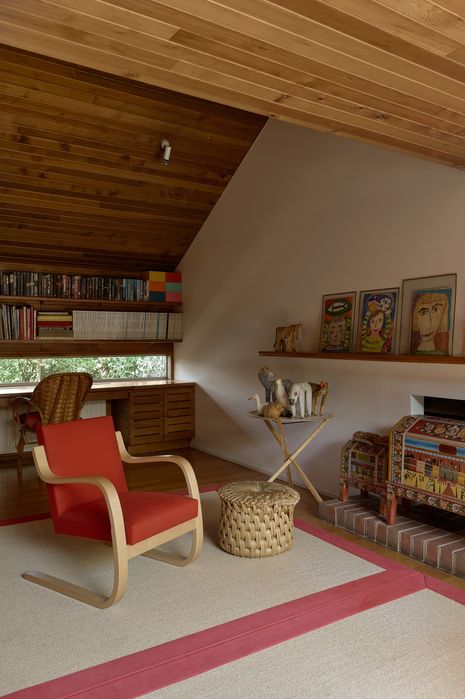 The compression at the rear of both wedges creates cosy living and office zones.