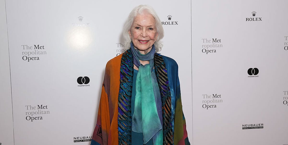 At 93, Ellen Burstyn relies on this daily routine to stay strong: 'I walk every day and work out'