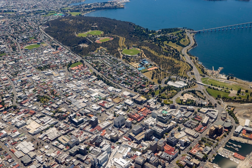 A wide view of Hobart taken from an aeroplane.