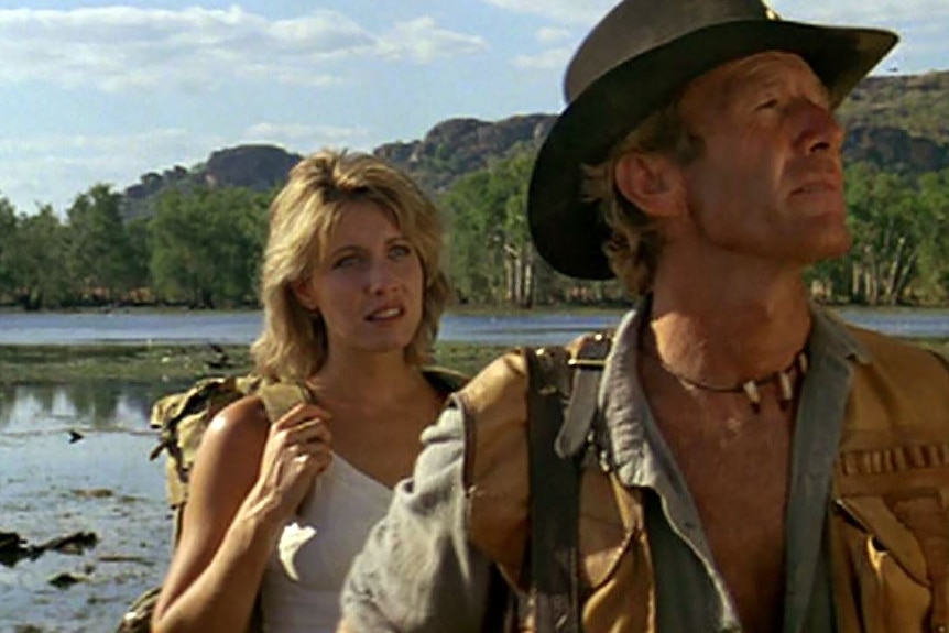 A still from the 1986 film Crocodile Dundee where Linda Kozlowski looks towards Paul Hogan.