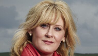 “A Happy Valley reunion”: Clocking Off is Sarah Lancashire & Siobhan Finneran’s “10/10” drama to watch tonight