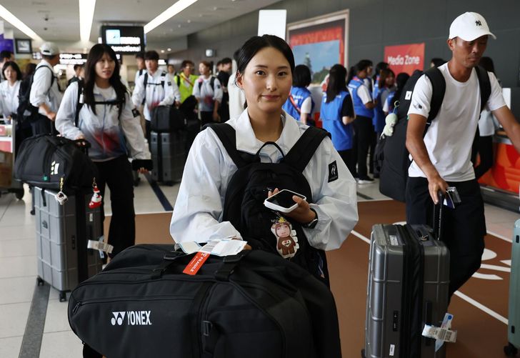 Asian Games-bound Korean soft tennis players arrive at Chubu Centrair International Airport in Nagoya, Japan, Tuesday. Yonhap 