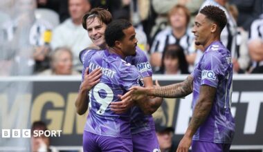 Alex Scott celebrates with Justin Kluivert and Marcus Tavernier