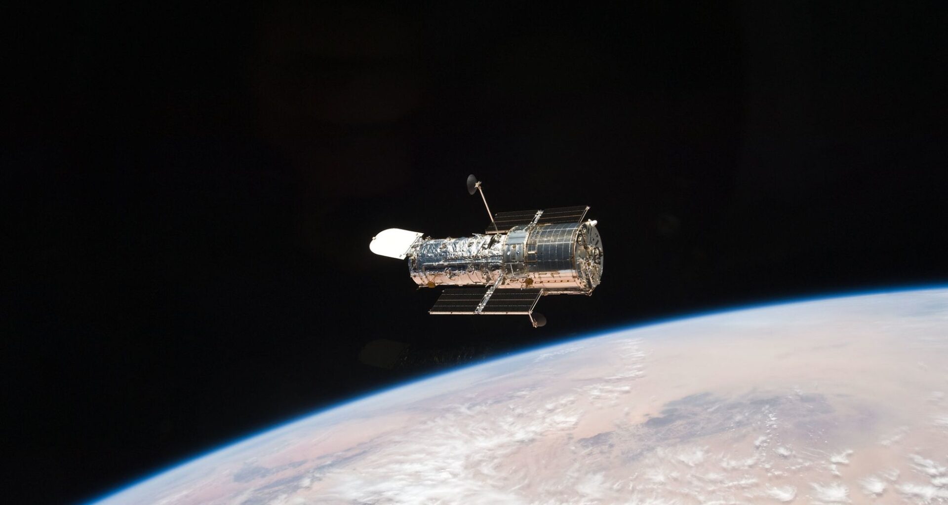 Hubble Space Telescope finishes 200,000 Earth orbits in style — while studying a warped star explosion