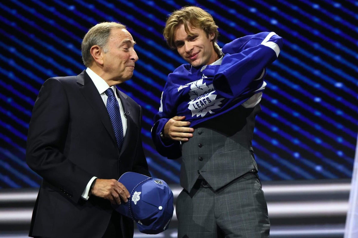 No. 1 pick Gavin McKenna to live with Maple Leafs veteran John Tavares