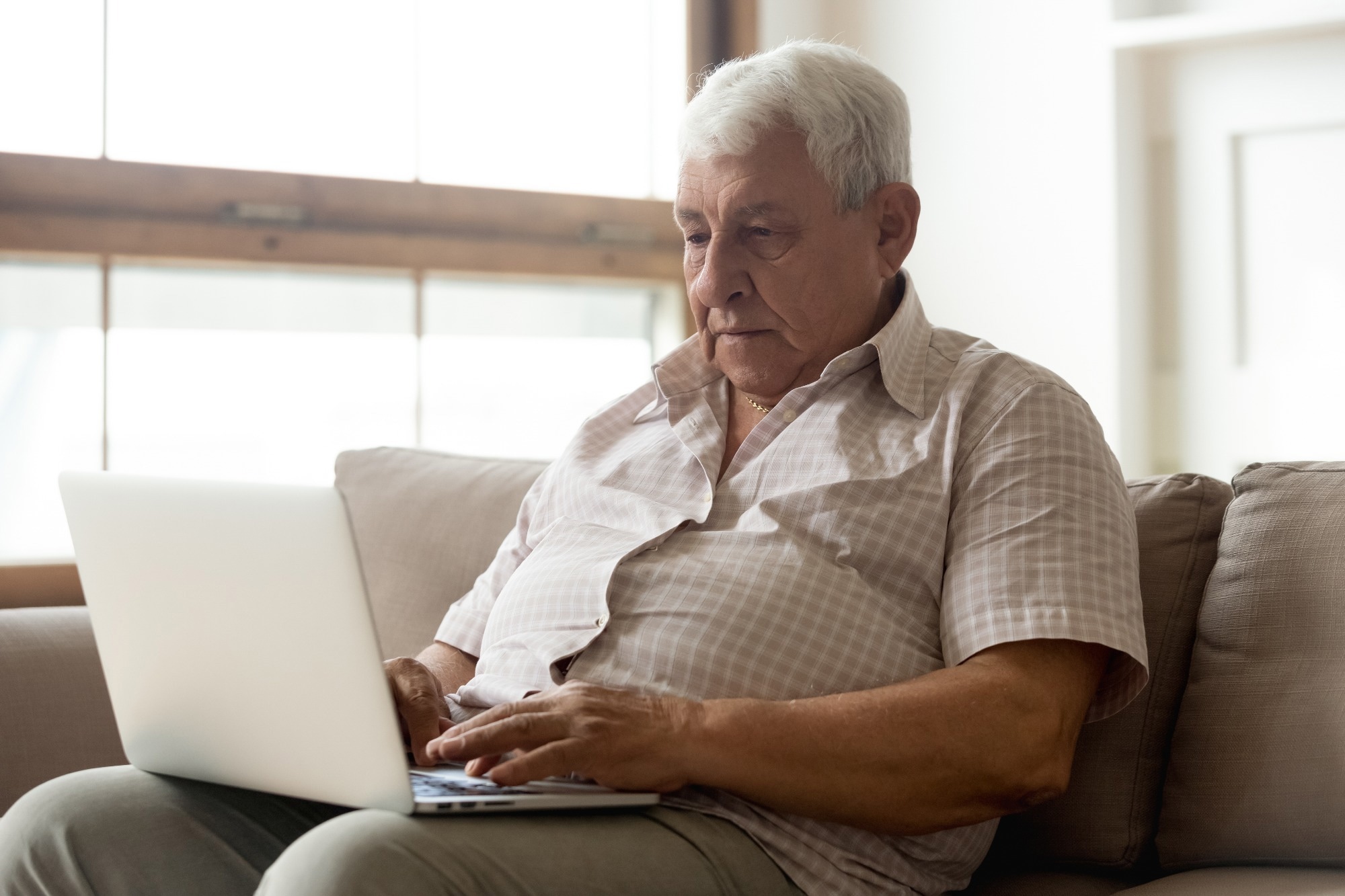 Study: Screen time modalities and neurocognition in older adults: multi-cohort and Mendelian randomization evidence. Image Credit: fizkes / Shutterstock