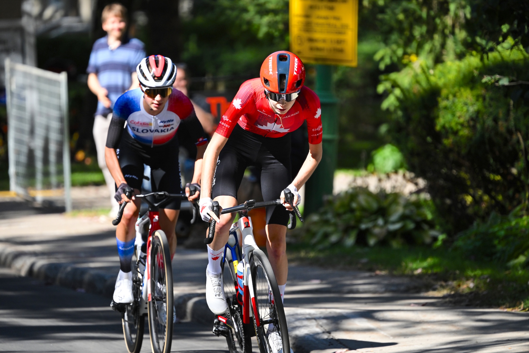 On the final lap of the Women Under-23 Road Race, Isabella Holmgren (Canada) tried to drop Vikt&oacute;ria Chladoňov&aacute; (Slovakia) before the sprint finish