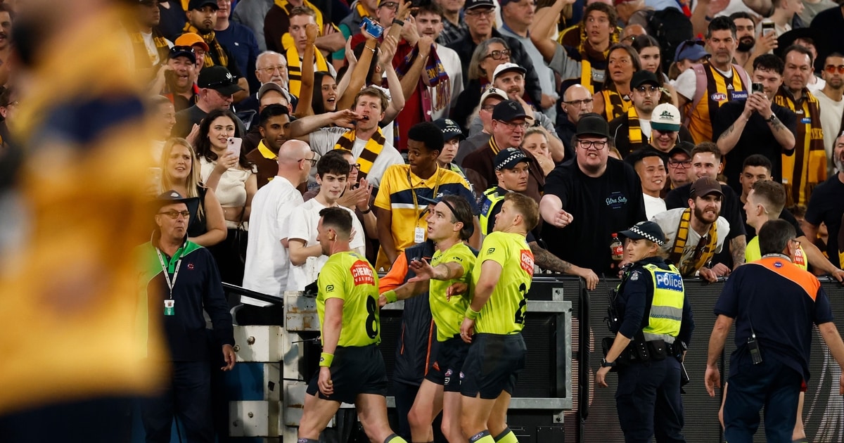 AFL condemns fans who threw bottles at umpires at MCG after Hawthorn v Brisbane preliminary final