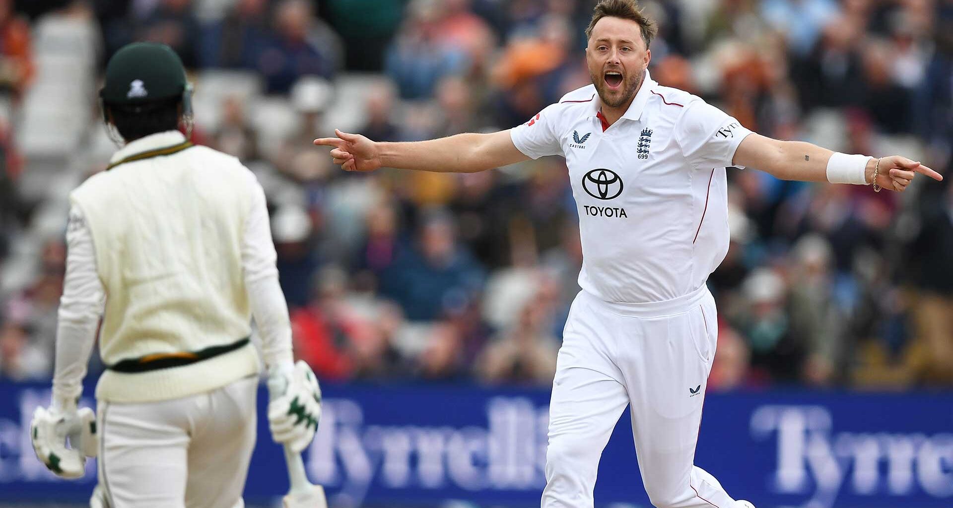 England close in on whitewash against dire Pakistan