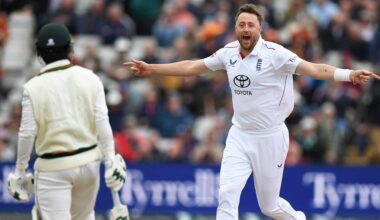 England close in on whitewash against dire Pakistan