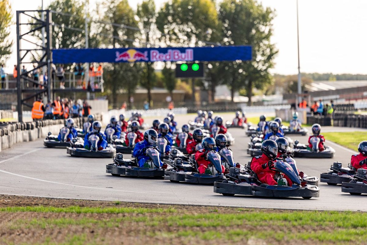 Verstappen beats 100 karters (from the back) in Red Bull event