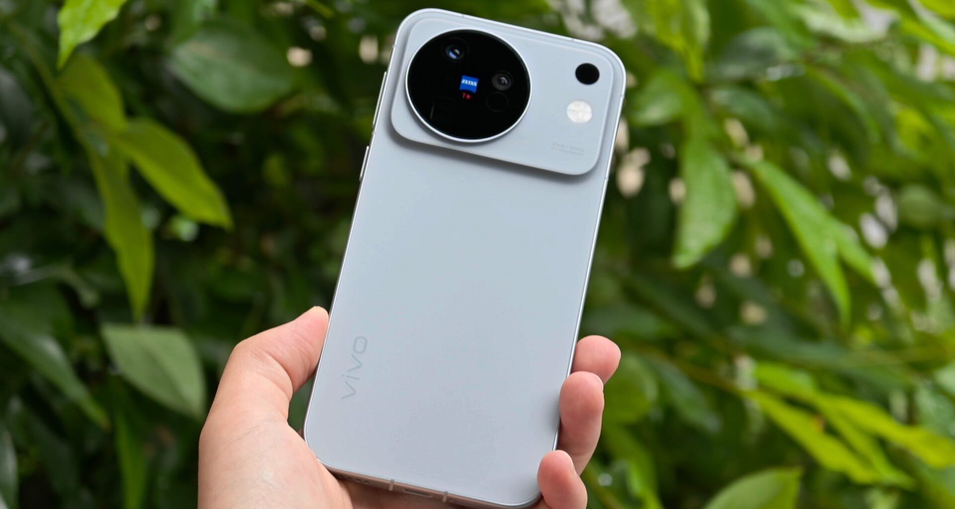 Leaked vivo X500 specs page confirms a large 7500mAh battery and a new but familiar chipset