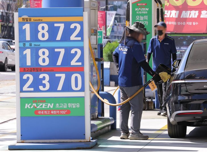 Prices for gasoline and diesel fuel are displayed at a gas station in Seoul, Sept. 20. Yonhap
