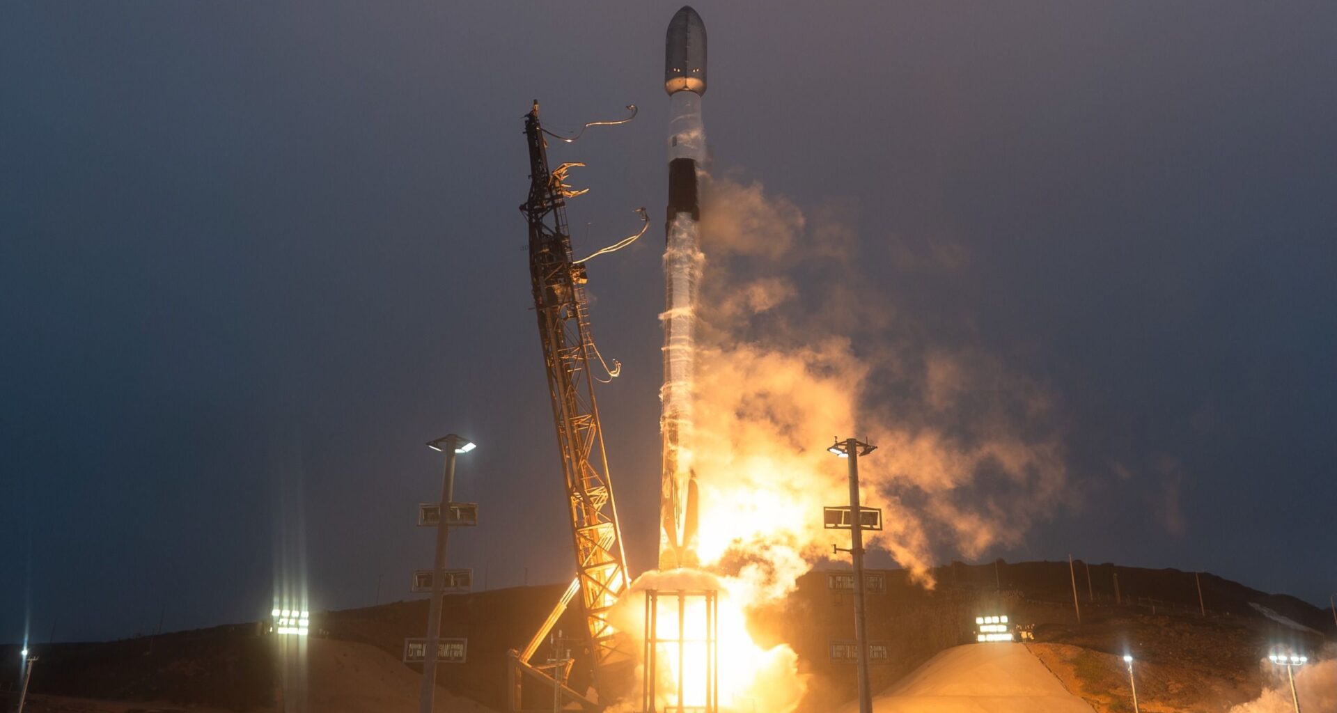 SpaceX launches 27 Starlink satellites to orbit from California (photos)