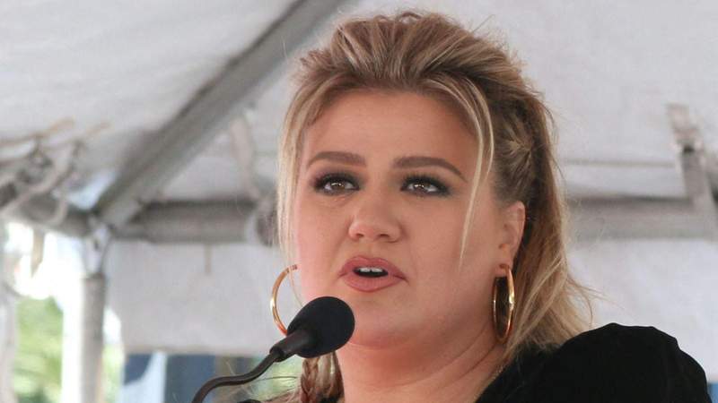 Kelly Clarkson bid her show farewell after seven years, calling the moment 'bittersweet.'MEGA