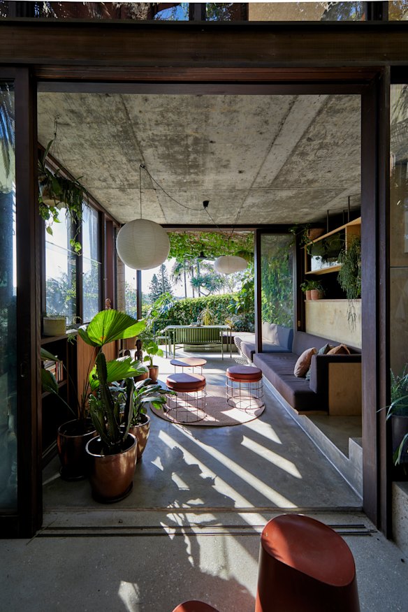 Afternoon light
filters into the lower
level indoor-outdoor
room, the family’s
favourite space. The
“Ellis” stools and
“Anchor” coffee table