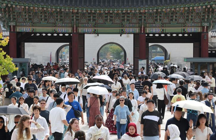Tourists visit the Gyeongbok Palace in Seoul, Thursday, for the Chuseok holidays. Yonhap