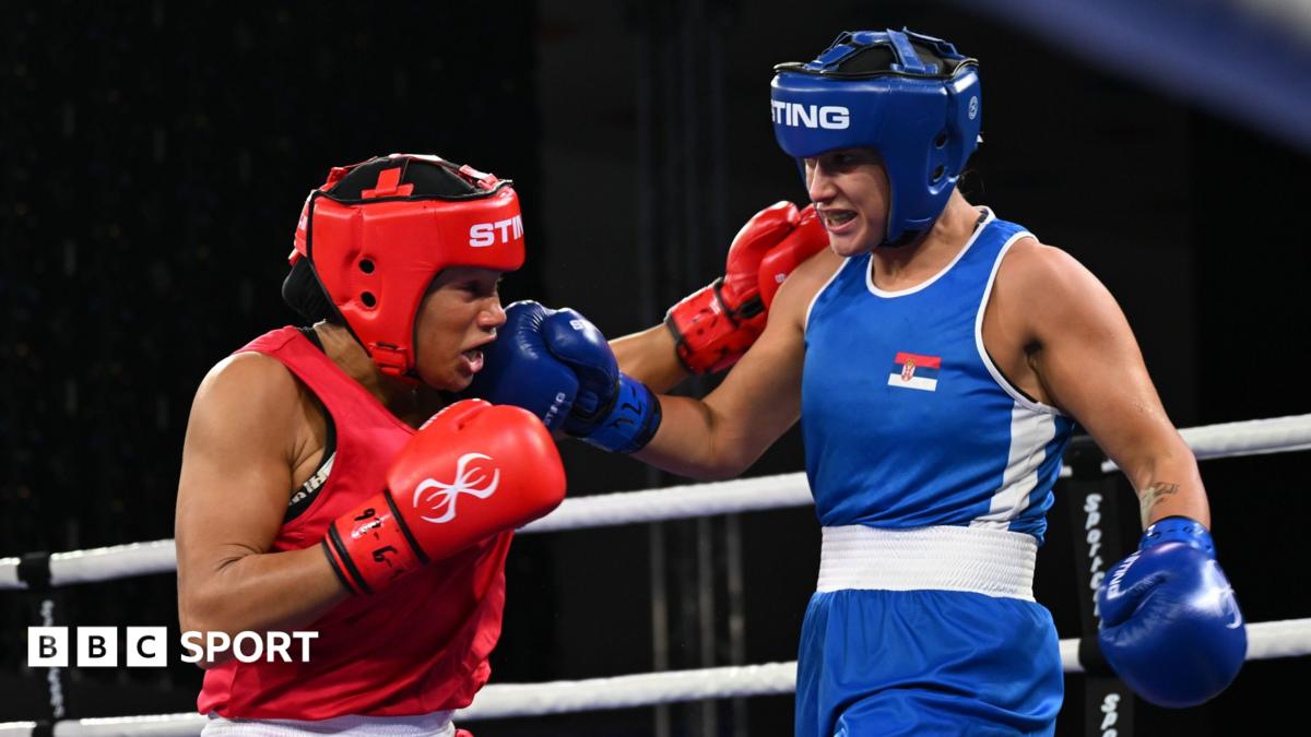 Chantelle Reid, in red, boxes Milena Matovic, in blue