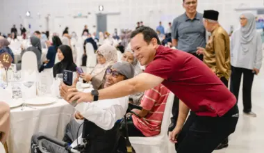 Acting Minister-in-Charge of Muslim Affairs, Zaqy Mohamad engaging with seniors at the MUIS Zakat Beneficiaries Seniors Day 2026 on Sept 3.