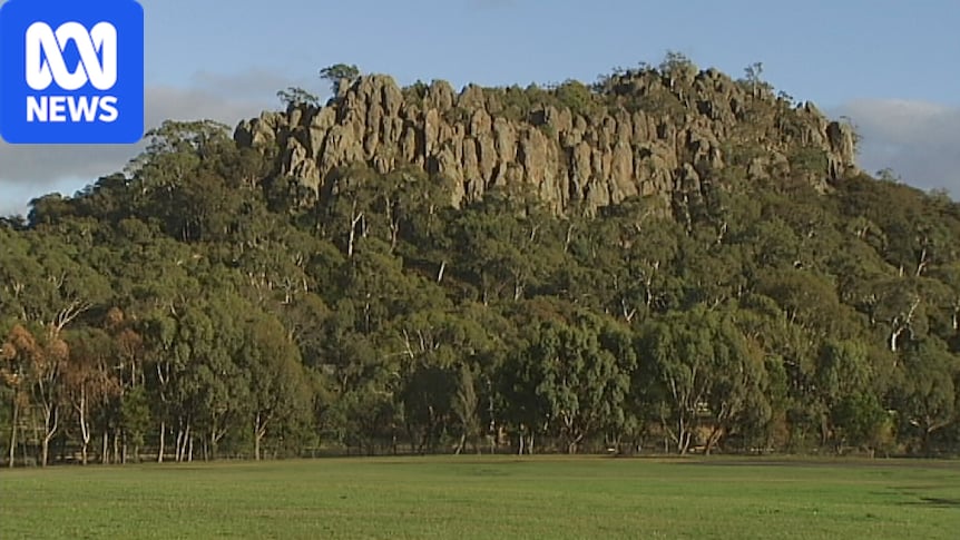 Hanging Rock Reserve closed after man dies in fall at summit
