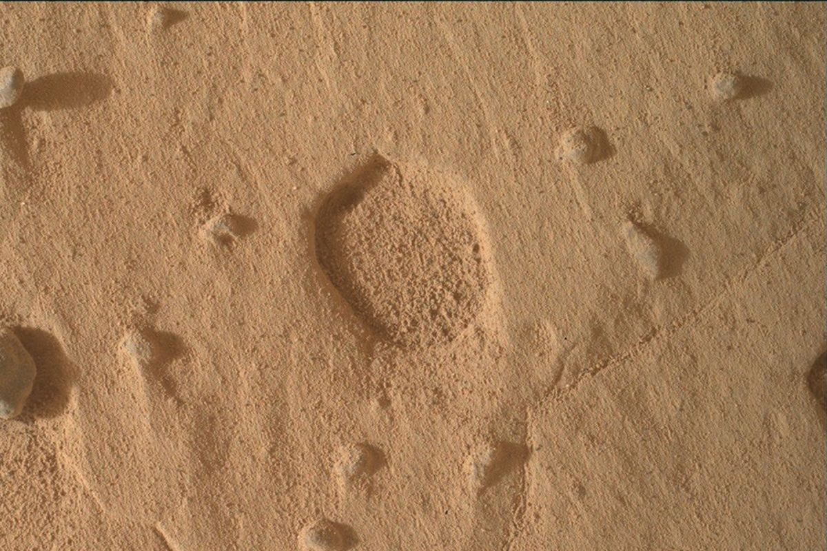 Composite image showing the surface of Mars and a 1cm-wide pit, captured by NASA’s Mars rover Curiosity on 19 August 2026 at 07:59:21 UTC. Credit: NASA/JPL-Caltech/MSSS