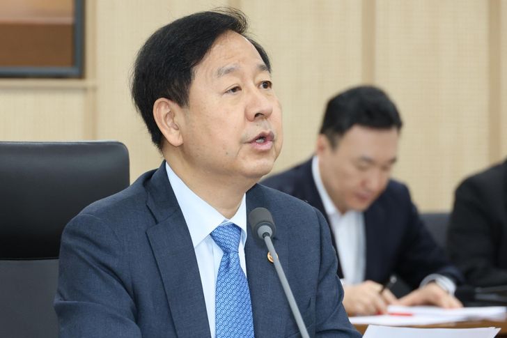 Finance Minister Koo Yun-cheol speaks during a meeting in the central city of Sejong, Friday. Yonhap