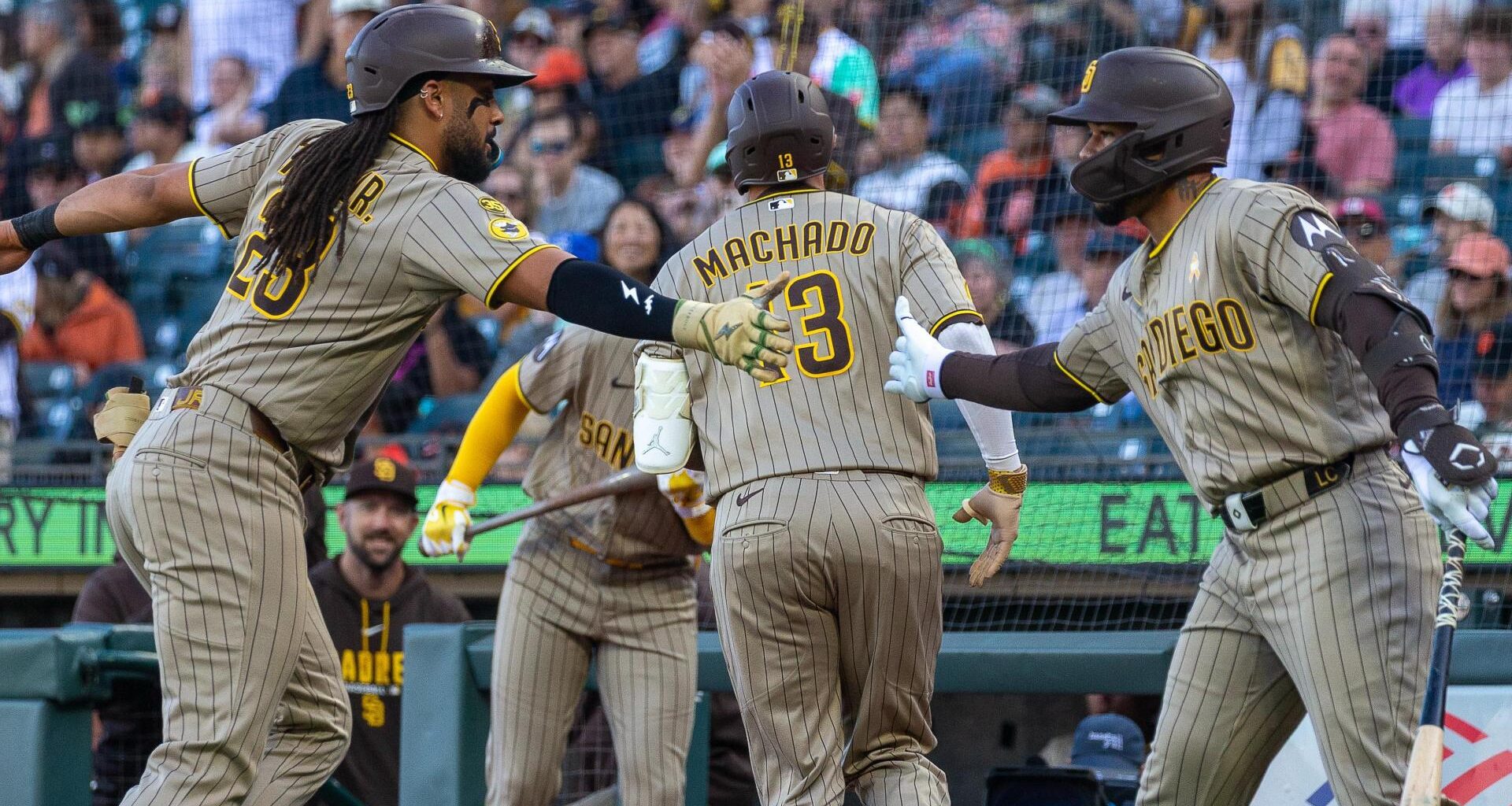 Machado homers as the Padres beat the Giants 6-4 for 7th straight victory