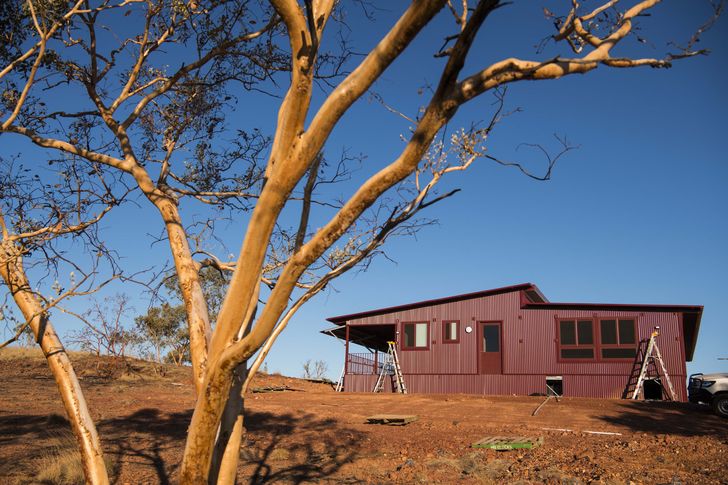 The structure offers high thermal performance thanks to material choice and a climate-responsive layout.