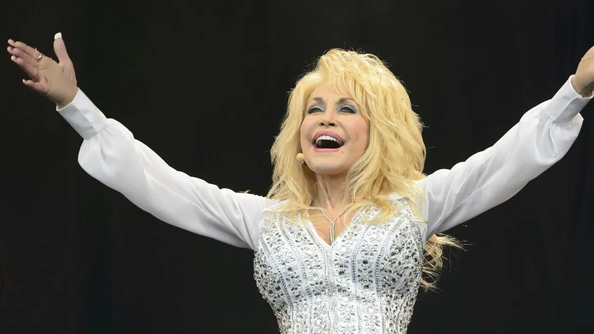 What did Stella Parton reveal about Dolly Parton hiding her cancer diagnosis during appearance on CBS Mornings