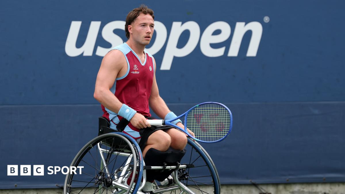 Alfie Hewett in action at the US Open, wearing a maroon vest