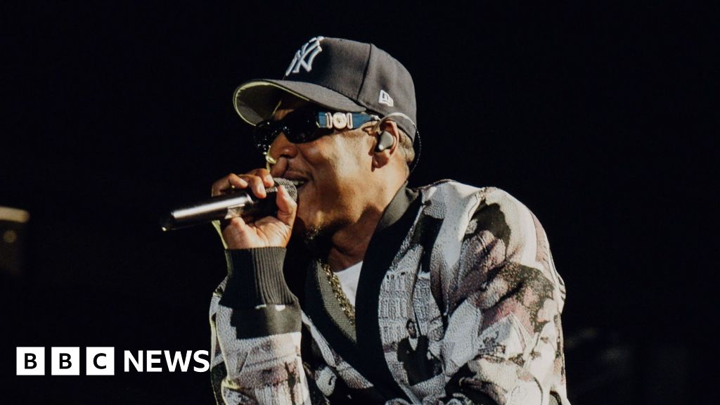 Jay-Z: Stars join US rapper at long-awaited UK show - BBC