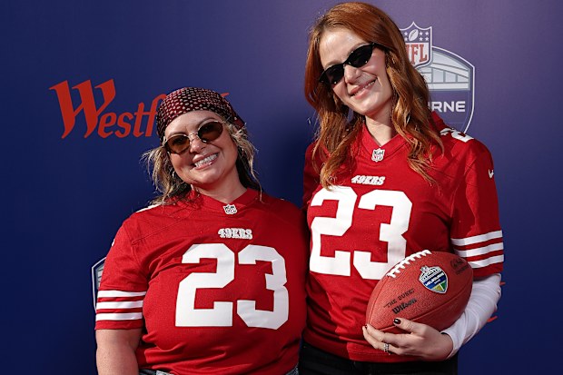 Maddy McCrea and Hannah Zaslawski arrive at the MCG ahead of the San Francisco 49ers v Los Angeles Rams game.