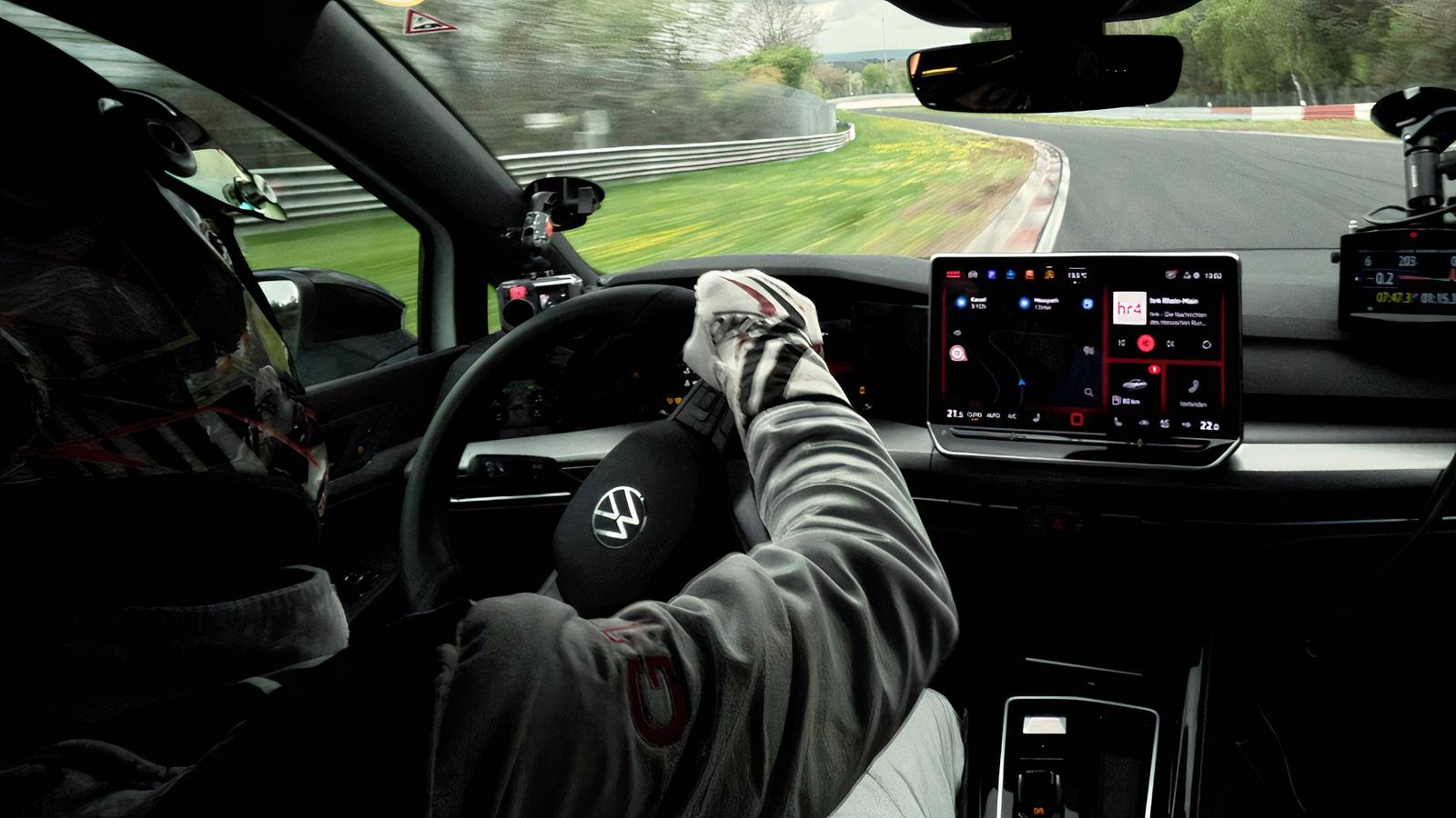 How The Golf GTI Beat The Manual Civic Type R To 140 MPH By More Than 5 Seconds