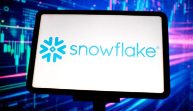 Snowflake stock skyrockets on AI-driven Q2 revenue jump
