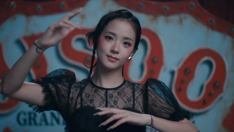 Jisoo in Click video