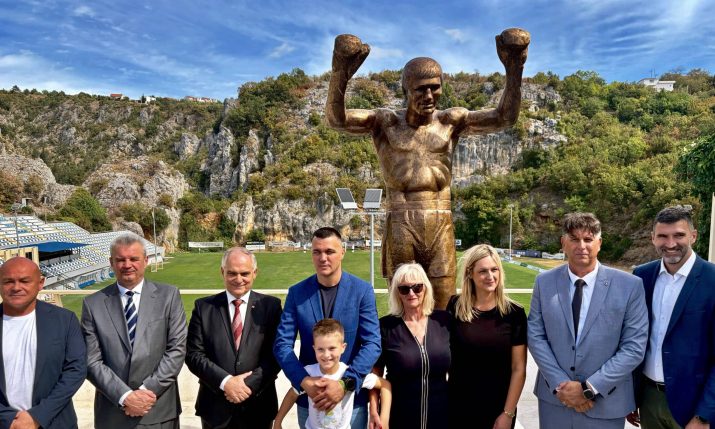 Mate Parlov statue unveiled in Croatian town where boxing legend spent his childhood