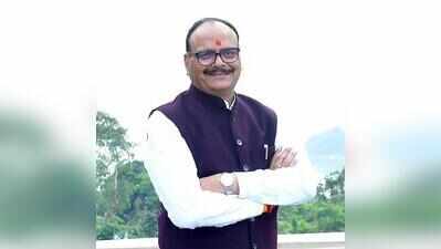 Write prescriptions in Hindi to help patients, Pathak urges doctors