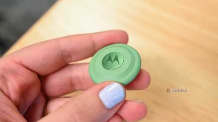 Person holding a Motorola Moto Tag.