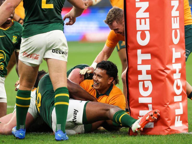 Mad Monday with Brisneyland Local #125: Wallabies win in a Reffing Poo-fight Cheesefest. The Wallaroos defeat Scotland; The Western Force get it done over the Waratahs; and the Reds Get Touched up by the Brumbies!