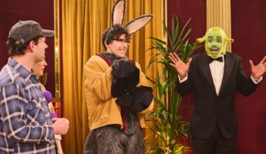 SNL UK star reveals costume that went wrong: "My eye was glued shut"
