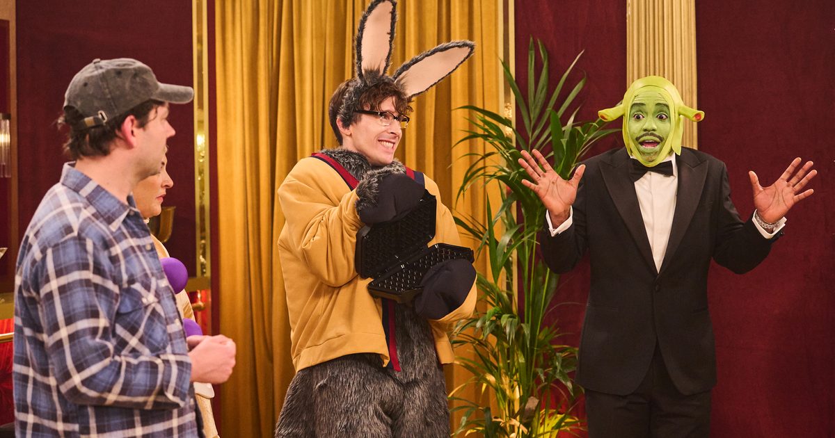 SNL UK star reveals costume that went wrong: "My eye was glued shut"