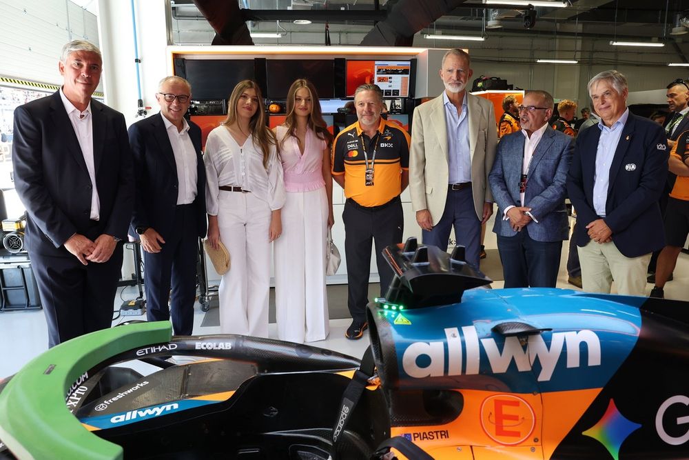Zak Brown and Stefano Domenicali are joined by King Felipe of Spain, Bahraini Crown Prince Salman bin Hamad bin Isa Al Khalifa and other dignitaries.