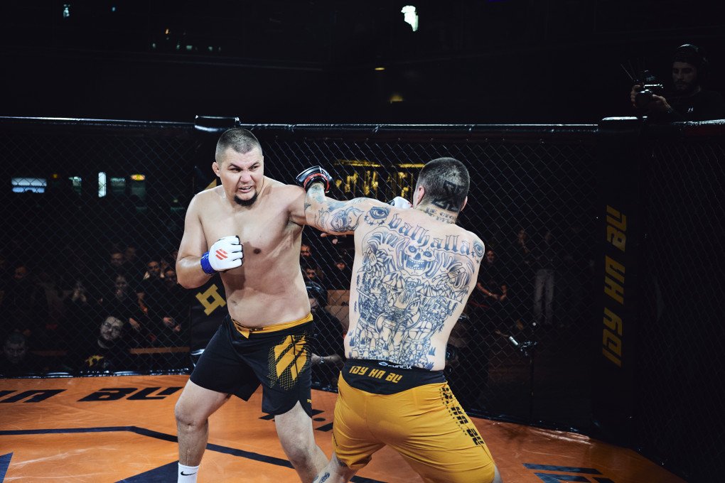 Mykhailo Mushtai with Totchonyi, veterans, adaptive athletes, during their fight at the international MMA competition “IDU NA VY: Tryzna.” Kyiv, Ukraine, October 9, 2026 (Photo: Louis Beaudemont/UNITED24 Media)