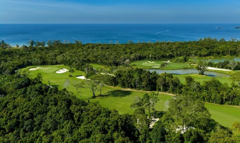 Eschuri Vung Bau Golf stands out for its “forest-to-sea” journey, taking golfers from tropical woodland to open fairways overlooking the Phu Quoc coastline.