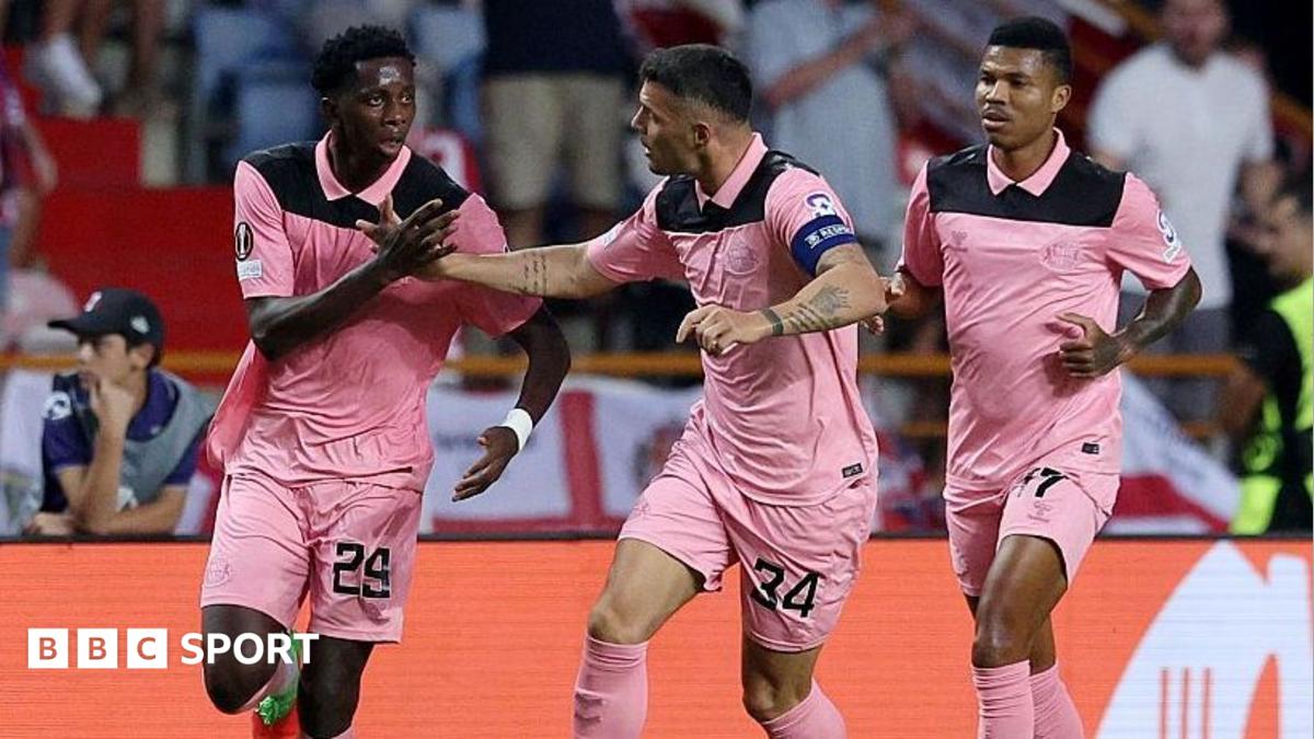 Sunderland celebrate Noah Sadiki's winner