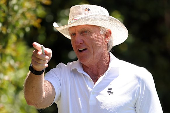 Australian golfing great Greg Norman has teed off at Qantas after his flight was delayed. 